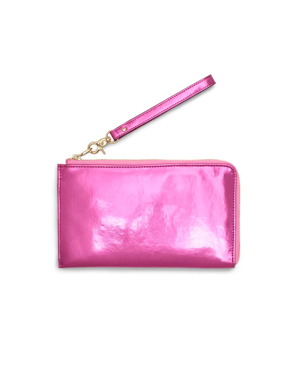 Travel wristlet outlet