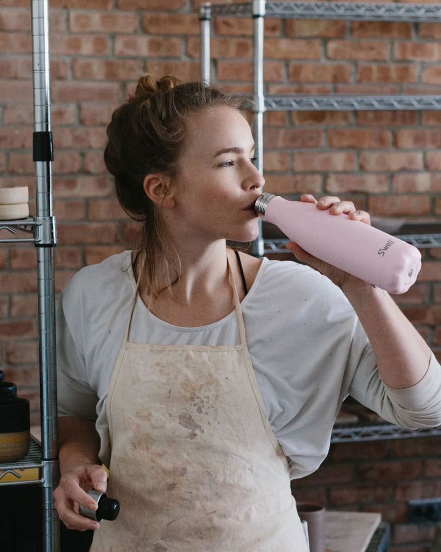 model using light pink 17 oz stainless steel water bottle