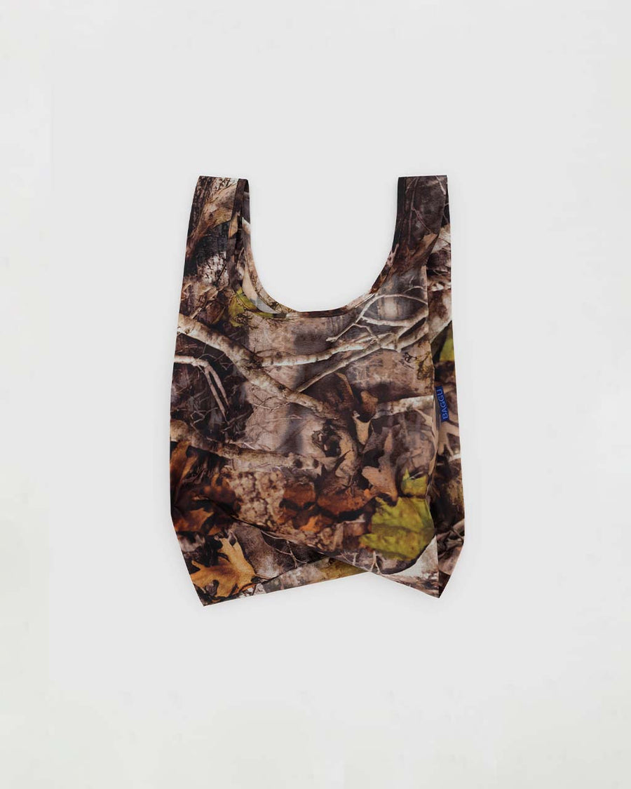 baby baggu with life-like outdoor print with branches and leaves