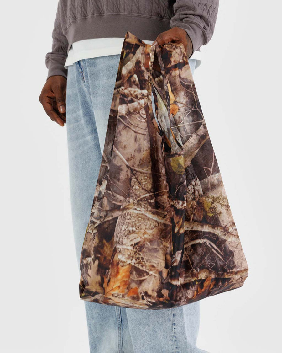 model holding photo forest standard baggu