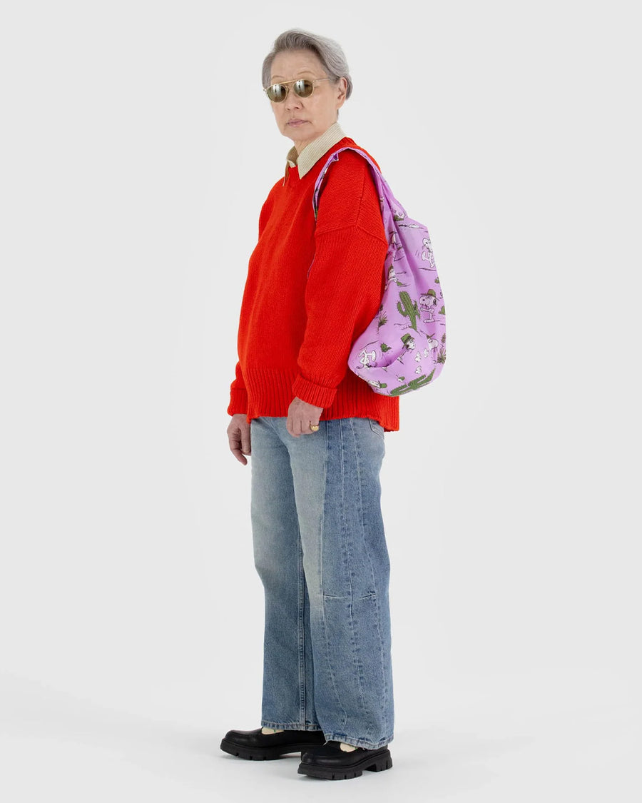 model holding pink standard baggu with spike and desert scene