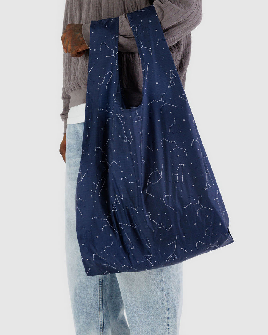 model carrying dark blue big baggu with white constellations