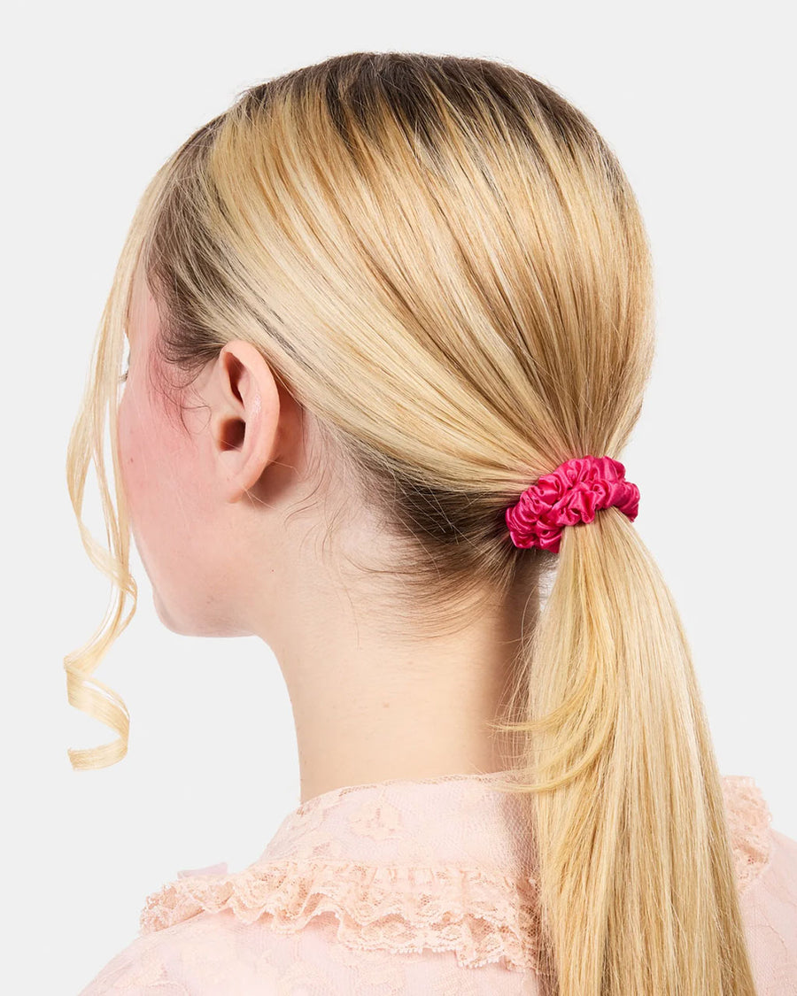 model wearing hot pink skinny scrunchie in their hair