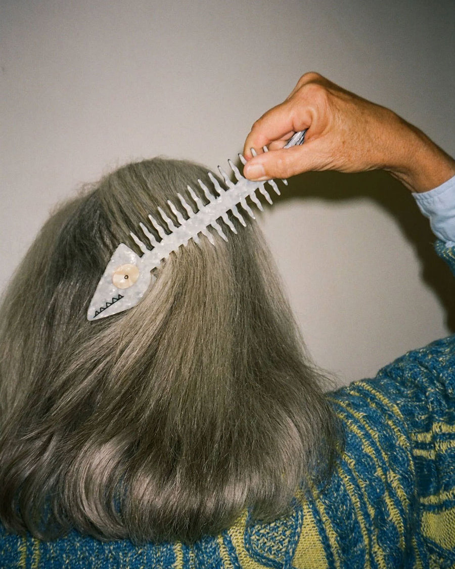 model using grey and white fish bone fine tooth comb