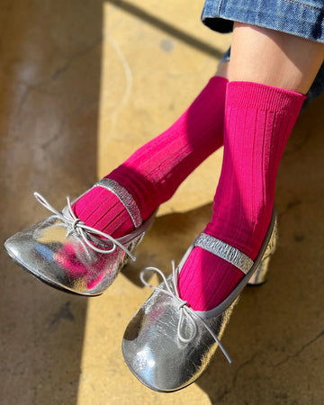 model wearing fuchsia pink ribbed crew socks