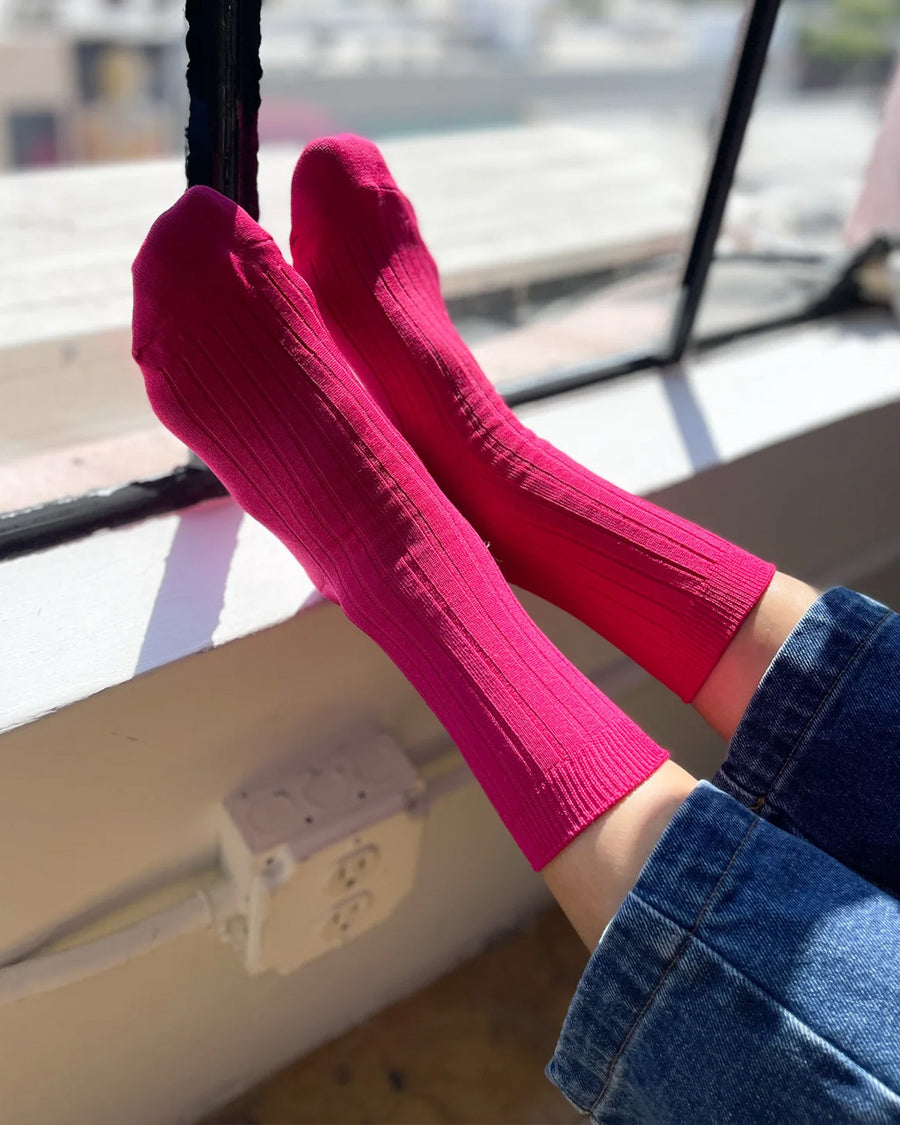 up close of model wearing fuchsia pink ribbed crew socks