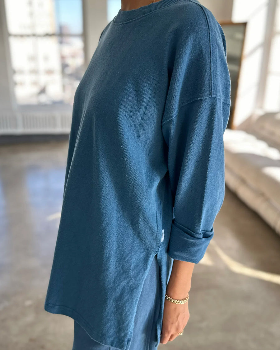 side view of model wearing ocean cotton long sleeve tunic with deep side slits