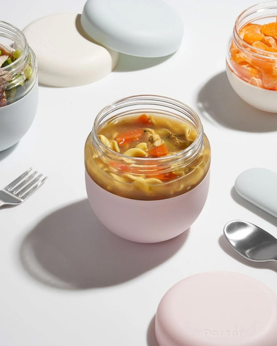 24 oz pink seal tight glass bowl with lid with soup inside