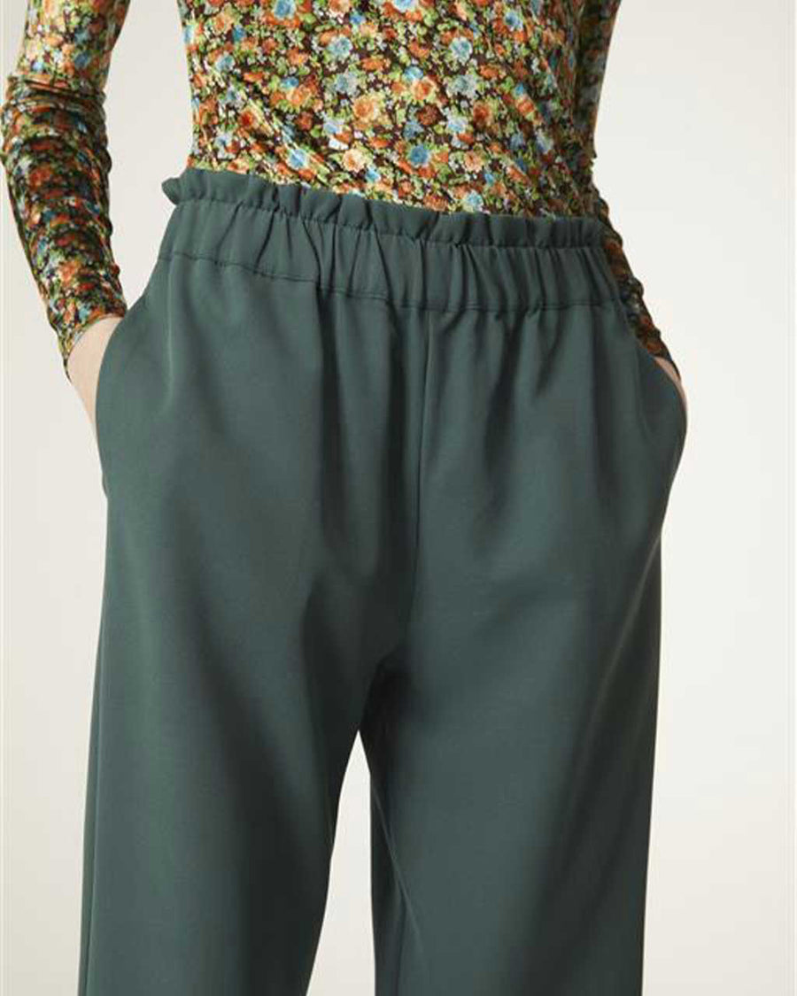 up close of green elastic waist and pockets